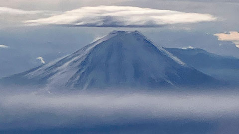 雲間に富士山