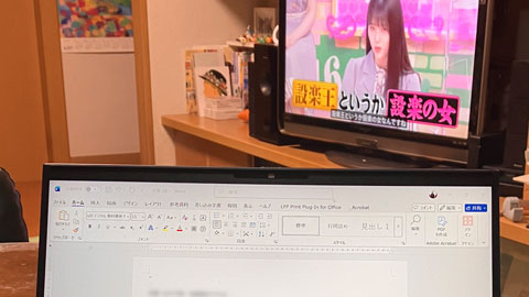 拡張スクリーンで動画をミラキャスト投影しながら作業